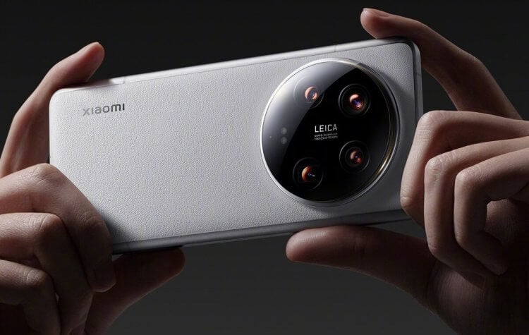 "Xiaomi 14 Ultra смартфон на изолированном черном фоне, показывающий заднюю панели с высокопроизводительной камерой и современным дизайном"